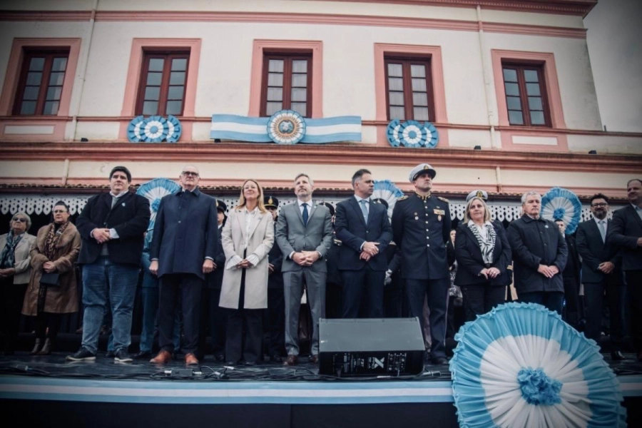 El gobernador Rogelio Frigerio junto al intendente de Gualeguaych&uacute;, Mauricio Davico, y dem&aacute;s autoridades, durante la realizaci&oacute;n del acto.
