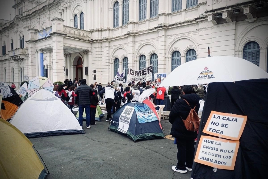 Gremios y organizaciones sindicales realizaron una vigilia en la explanada de Casa de Gobierno.