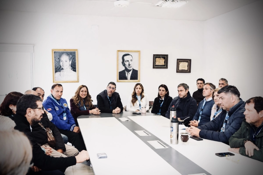 Reuni&oacute;n con trabajadores de Granja Tres Arroyos y sus gremios representantes.