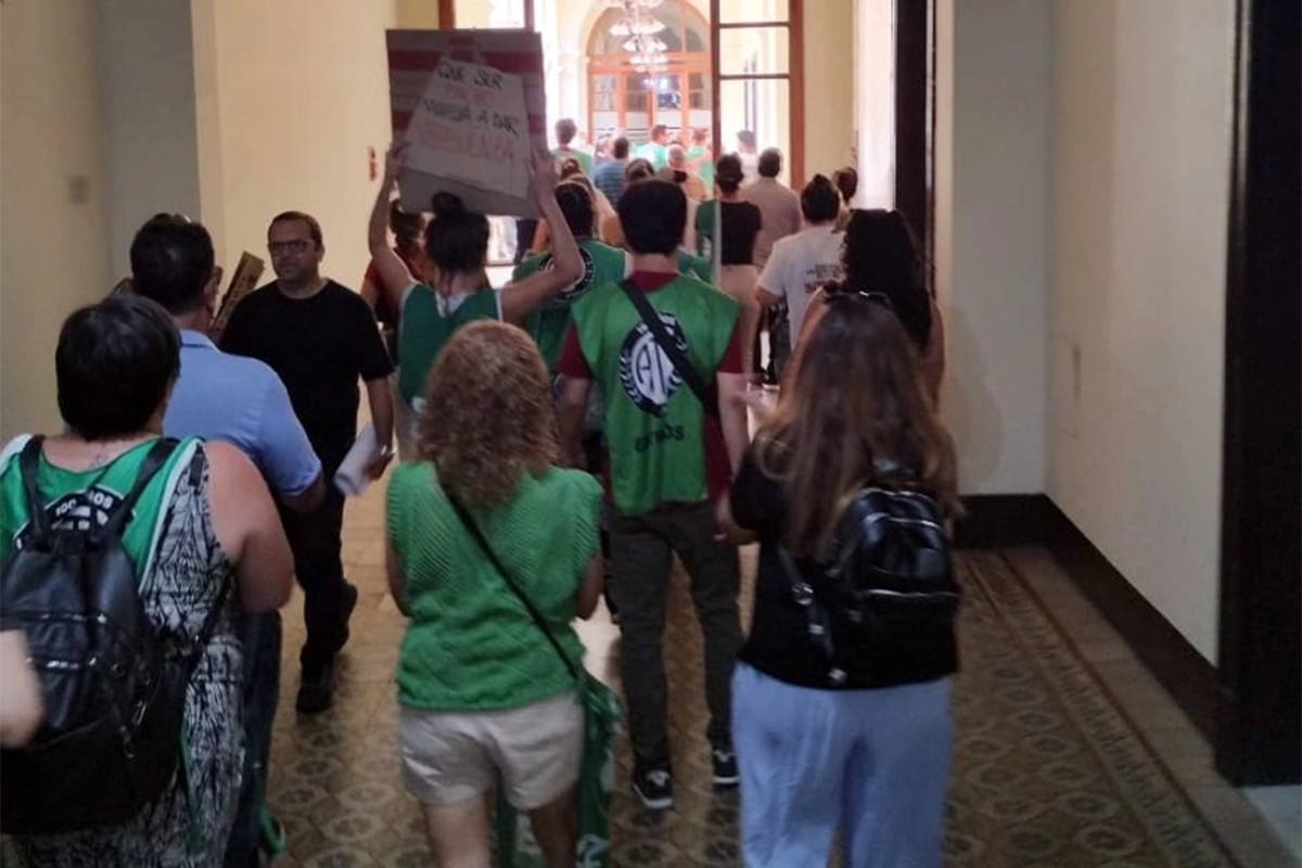 Trabajadores despedidos reclamaron en Casa de Gobierno.