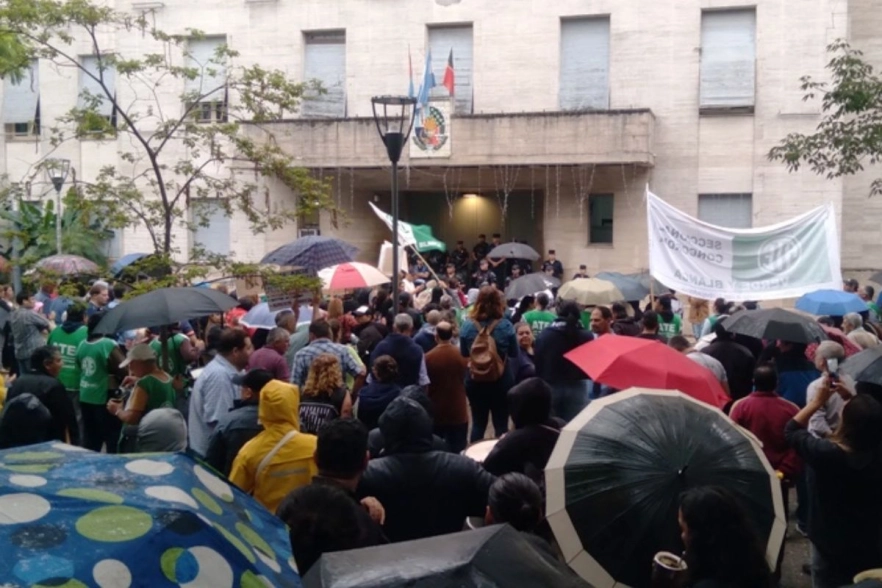 Trabajadores de Concordia se movilizaron contra los despidos que realiz&oacute; Azcu&eacute;