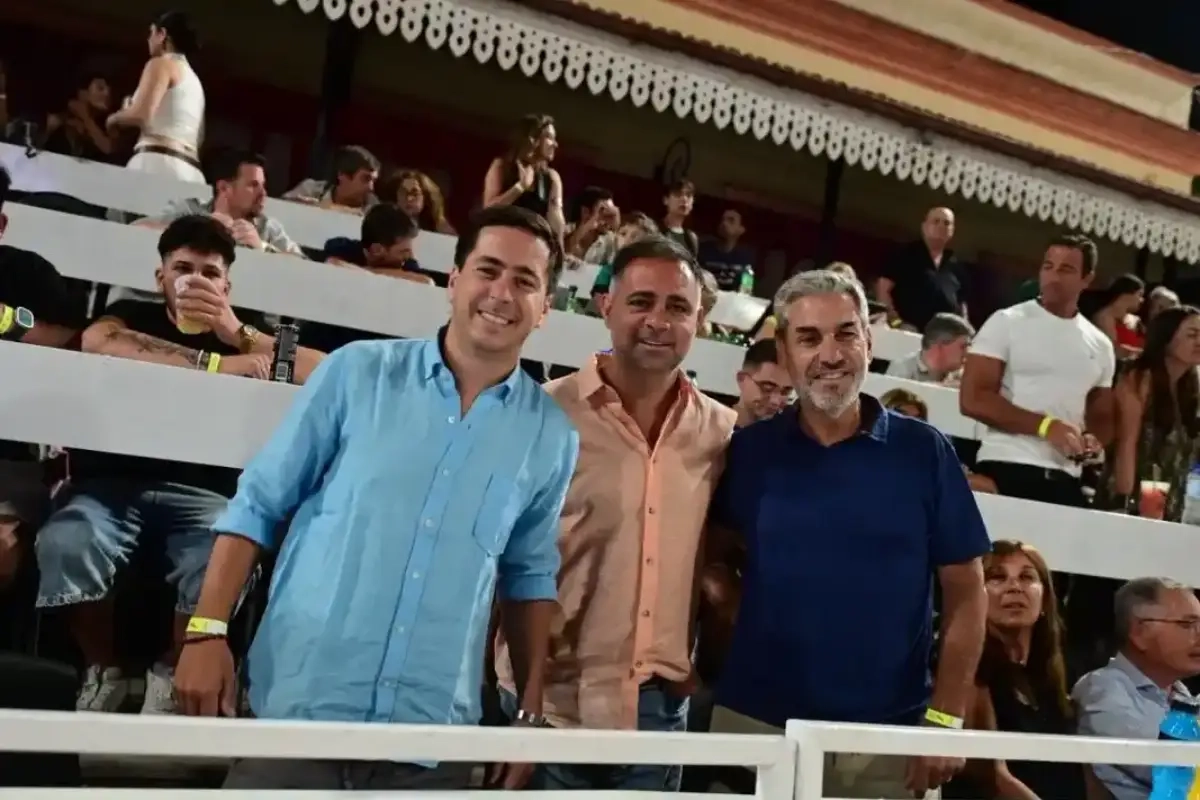 Mauricio Colello junto al intendente de Gualeguaych&uacute;, Mauricio Davico y Fabi&aacute;n Boleas, ministro de Hacienda y Finanzas.