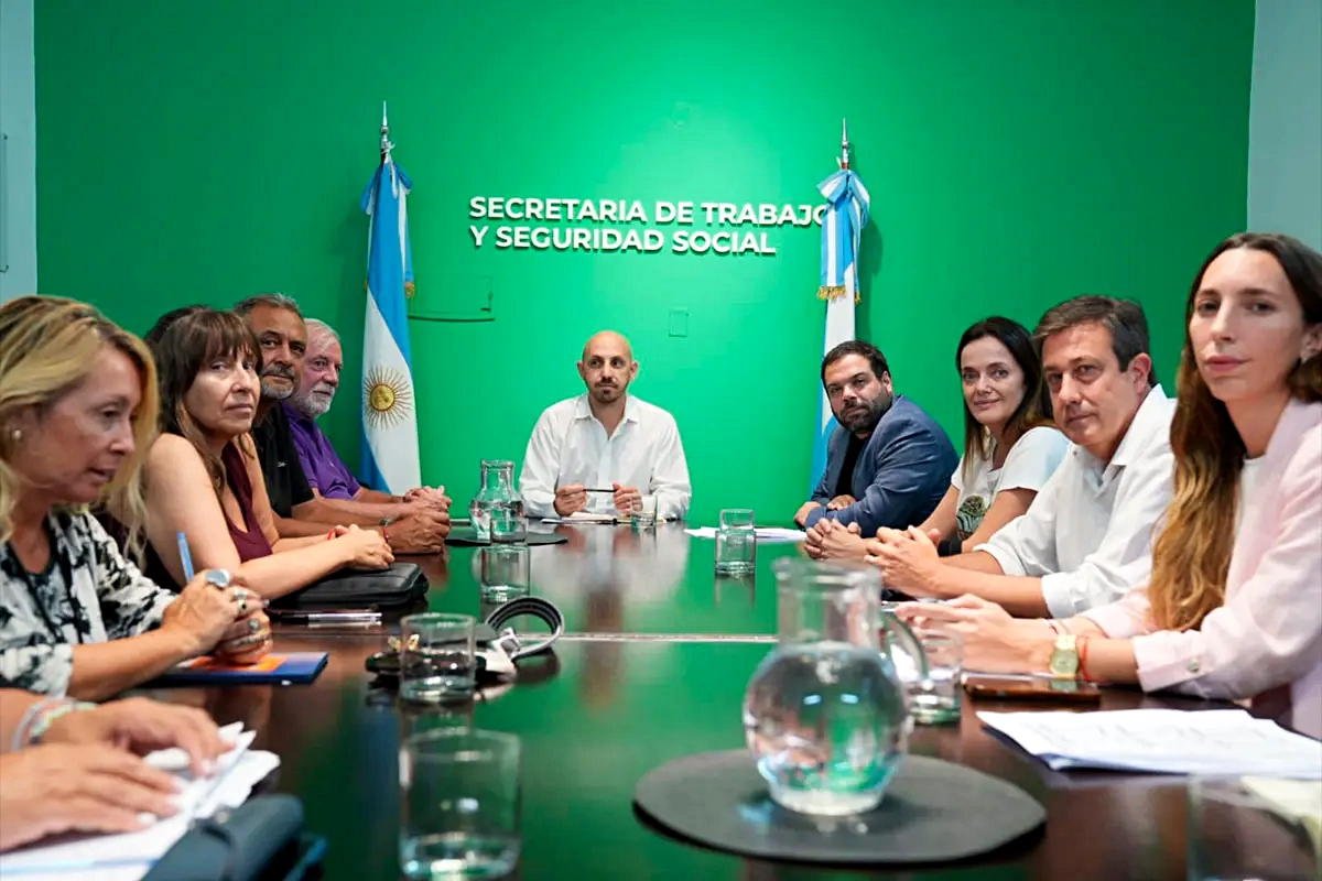 Mesa paritaria con el ministro Manuel Troncoso; el secretario de Trabajo, Mariano Camoirano y Jos&eacute; Allende (UPCN).