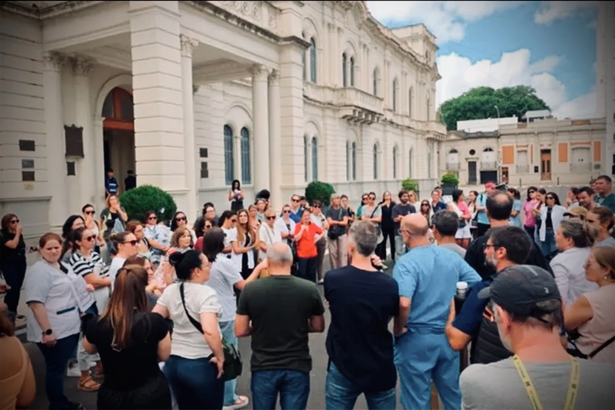 Profesionales de la salud se movilizaron a Casa de Gobierno.