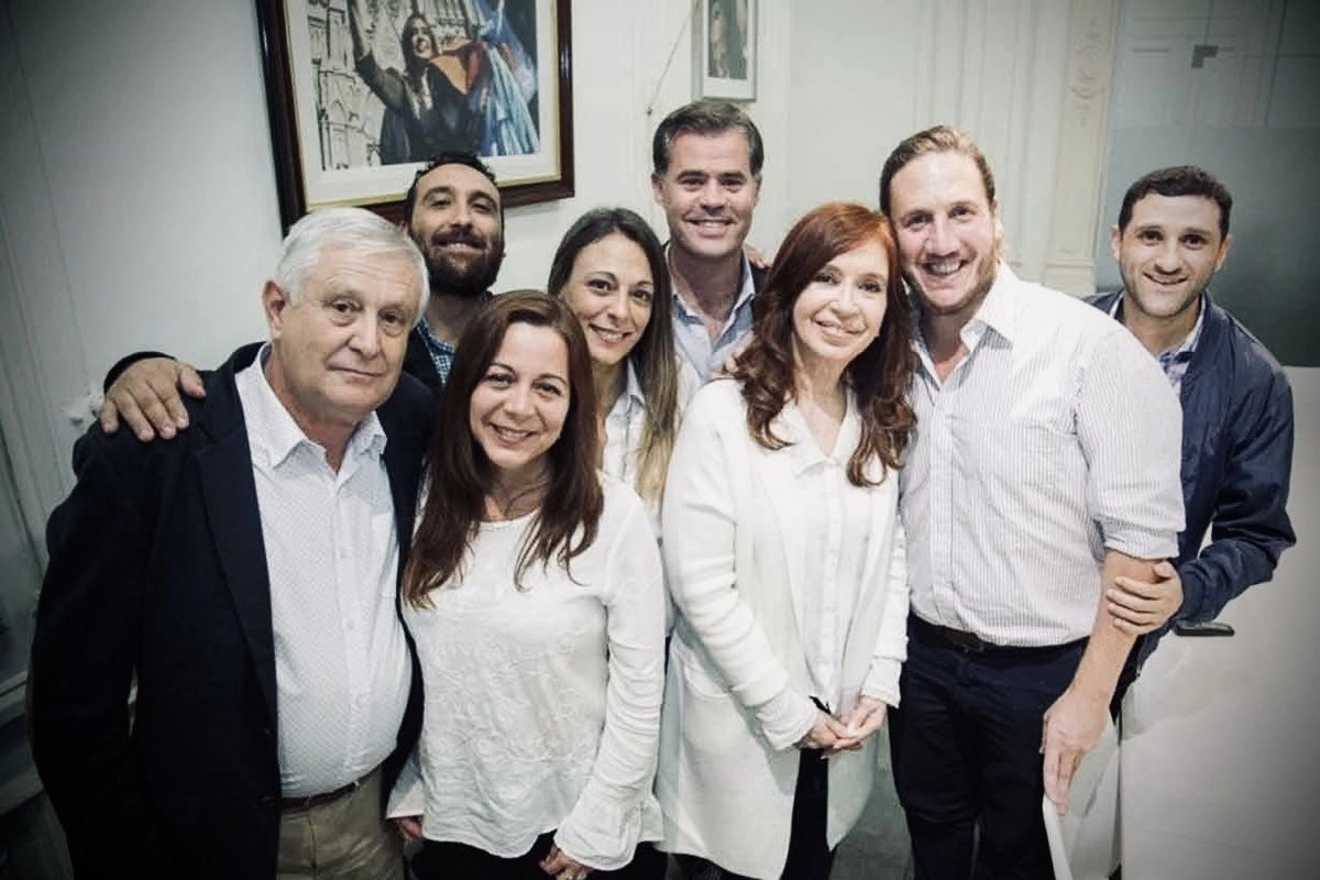 Mart&iacute;n Piaggio y parte de su equipo reunidos con CFK en el Instituto Patria
