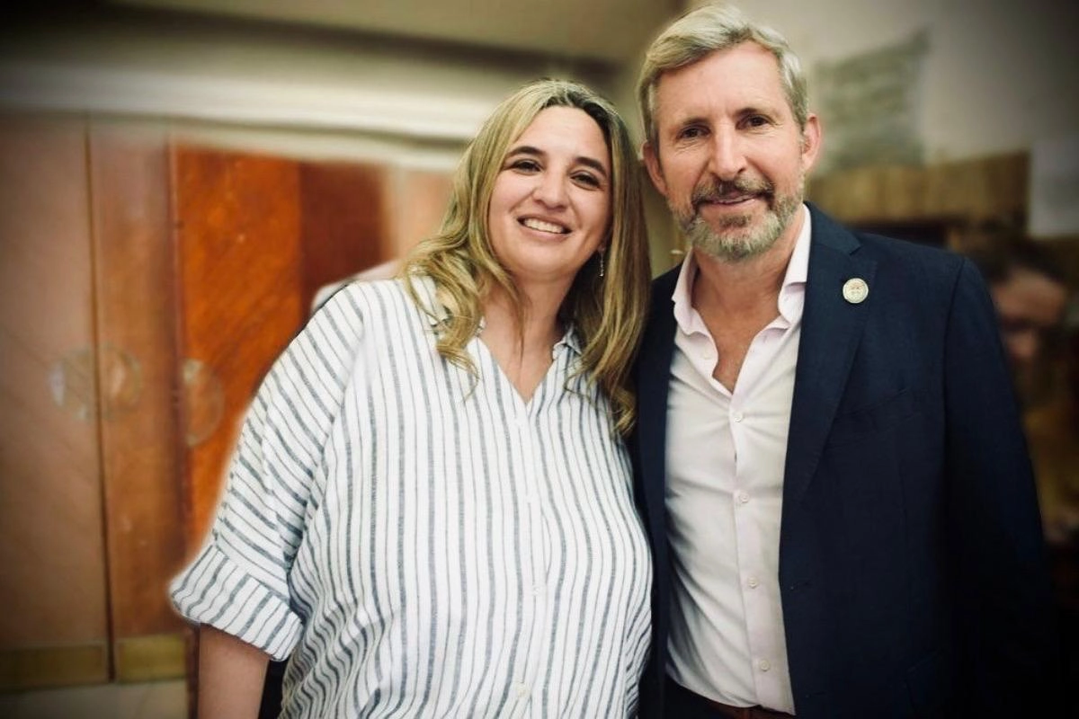 Silvina Mur&uacute;a, ex coordinadora Departamental de Comedores Escolares de Concordia, junto al gobernador Rogelio Frigerio.