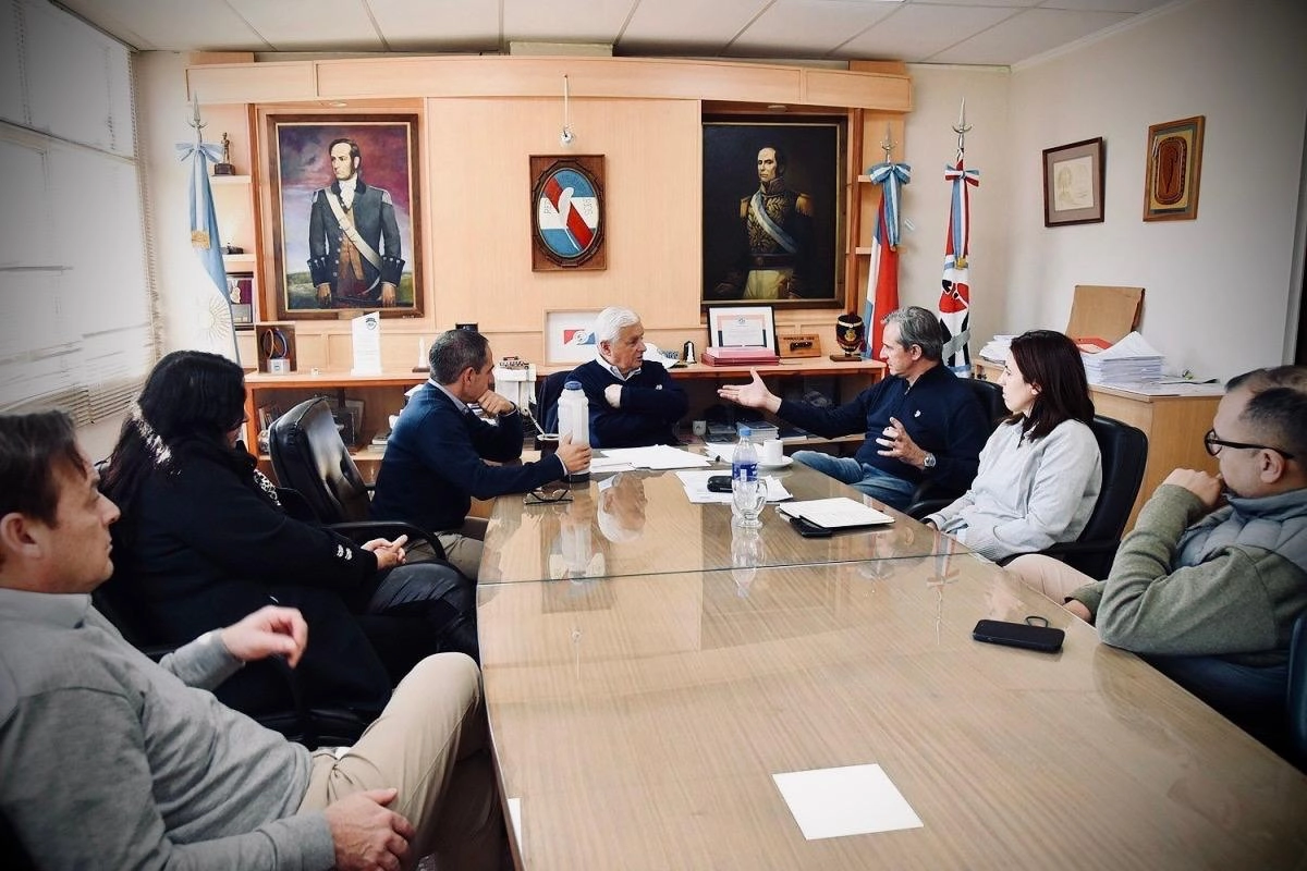 Ad&aacute;n Bahl, Jos&eacute; Lauritto, Marianela Marclay y autoridades del municipio de Concepci&oacute;n del Uruguay, durante el encuentro.