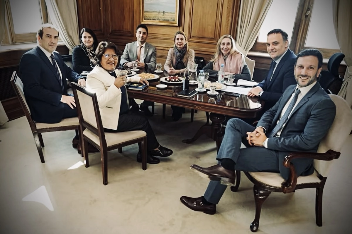 Romina Almeida entre los senadores que asistieron al encuentro con Manuel Adorni y Karina Milei en Casa Rosada.