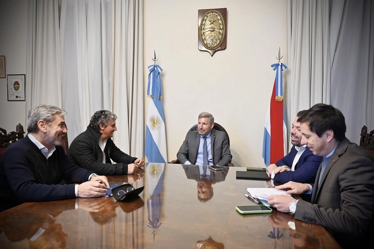El gobenador Rogelio Frigerio y el intendente de Federaci&oacute;n, Ricardo Bravo, durante la reuni&oacute;n en la Casa Gris.